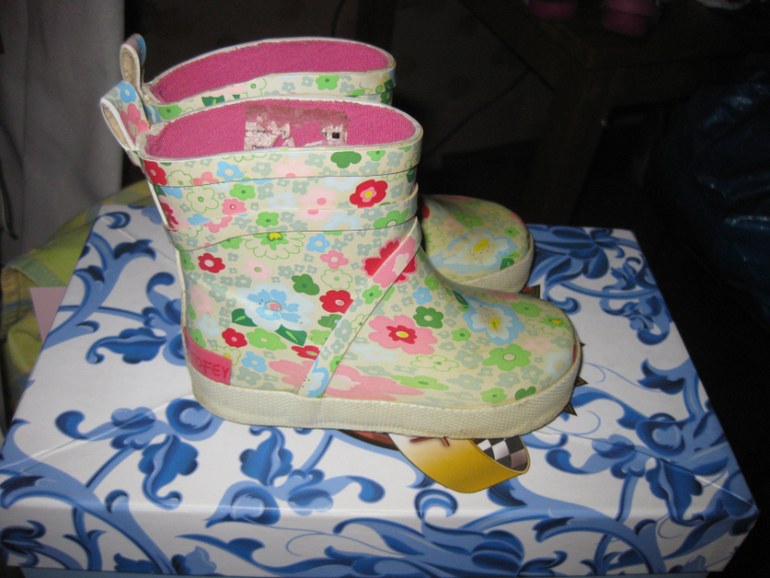 ПРОДАМ МНОГО ОБУВИ НА ДЕВОЧКУ ДО 3-х ЛЕТ CROCS ,SUPERFIT