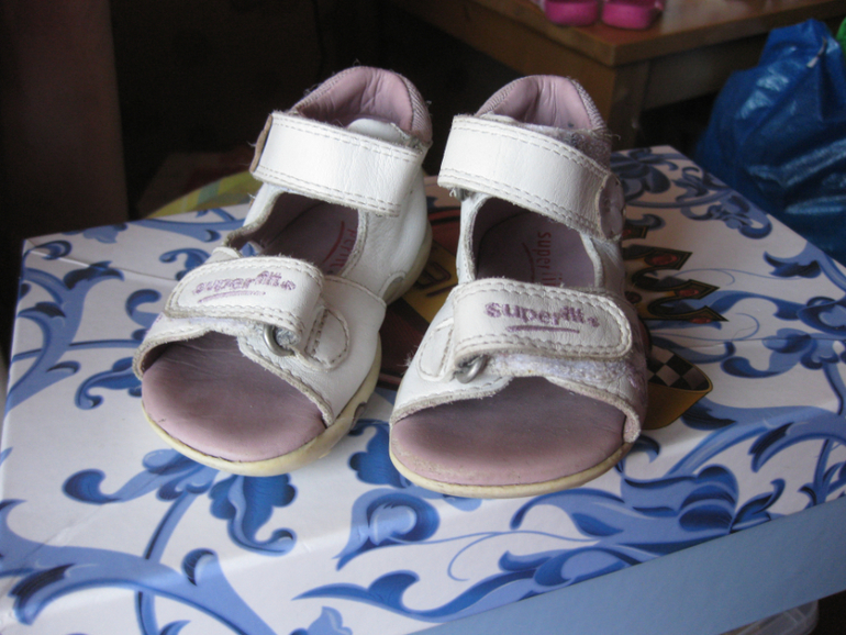 ПРОДАМ МНОГО ОБУВИ НА ДЕВОЧКУ ДО 3-х ЛЕТ CROCS ,SUPERFIT