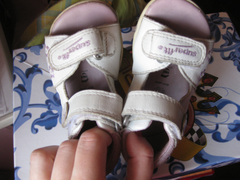 ПРОДАМ МНОГО ОБУВИ НА ДЕВОЧКУ ДО 3-х ЛЕТ CROCS ,SUPERFIT