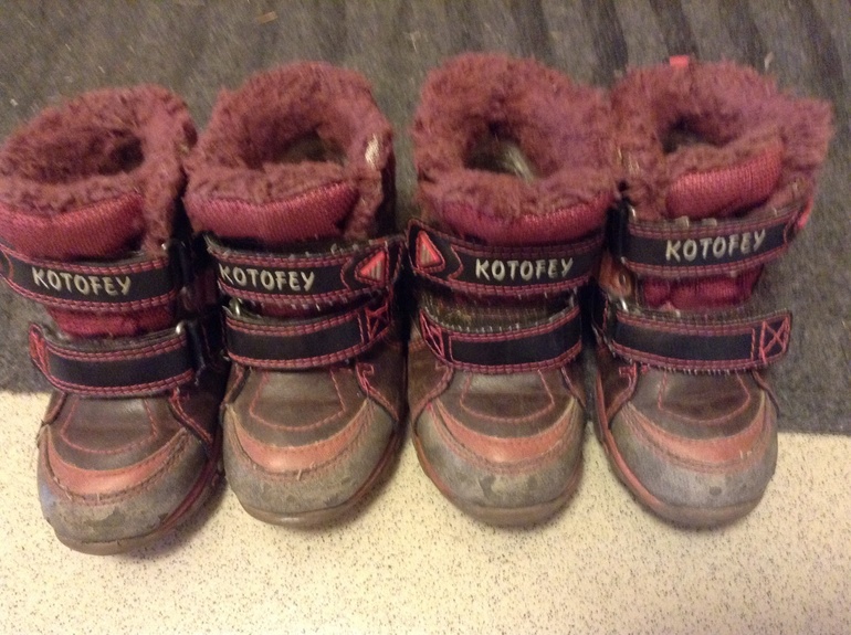 Отдам разную обувь для двойняшек