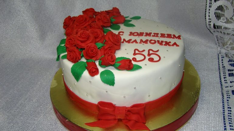 Торт маме на 55. Торт для мамы. Торт на день рождения женщине. Торт маме на юбилей. Торт на 55 лет маме.