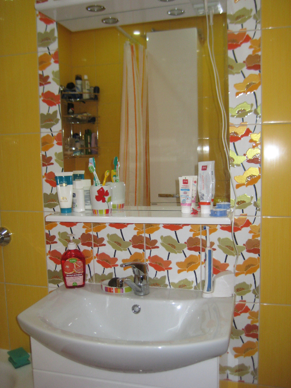 Яркая бодрящая ванная комната