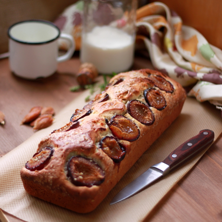 Пирог с творогом и сливами и корицей