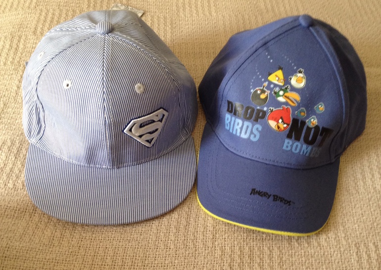 Купила две кепки