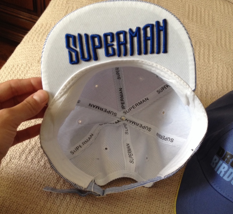 Купила две кепки