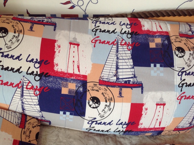 Подушки и покрывало в морском стиле