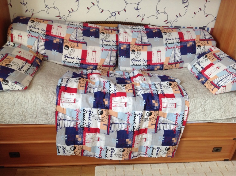 Подушки и покрывало в морском стиле