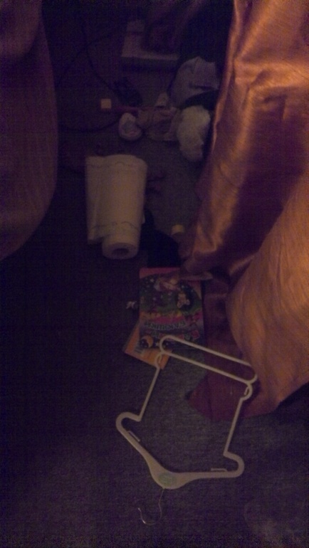 Задание Келли - уборка под кроватью)