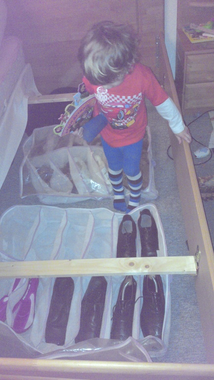 Задание Келли - уборка под кроватью)