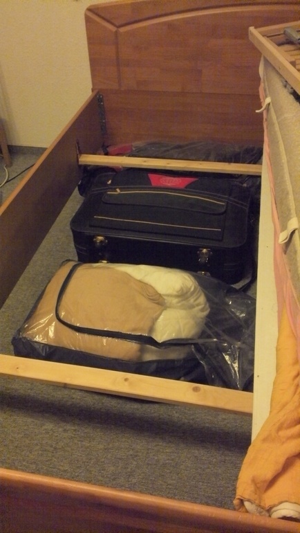 Задание Келли - уборка под кроватью)