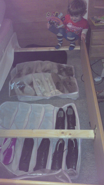 Задание Келли - уборка под кроватью)