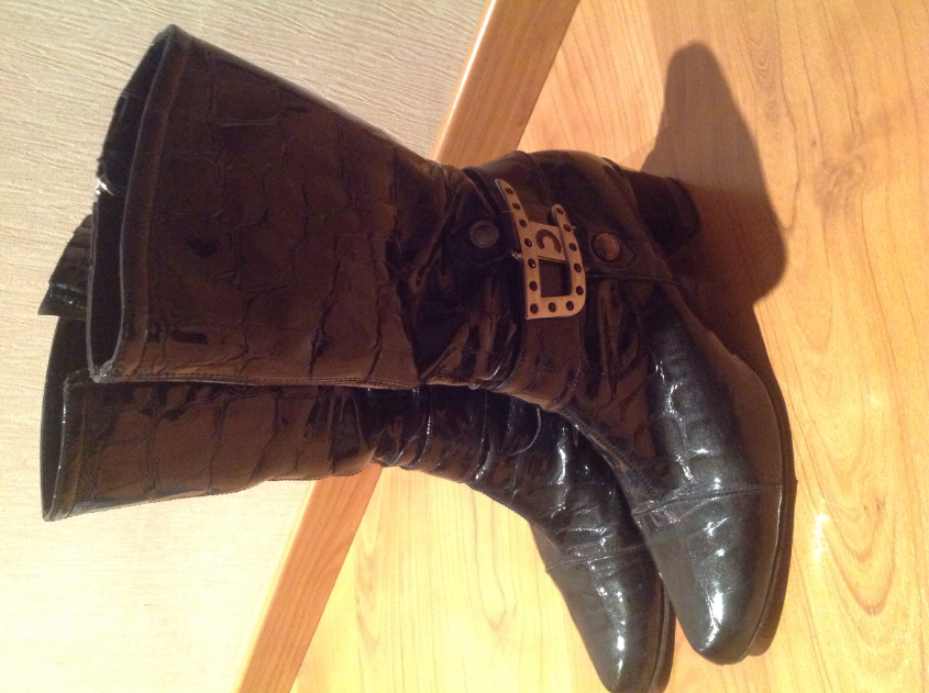 Сапоги демисезонные (кожа и лаковая кожа) размеры 38 и 39.