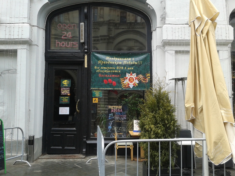 цветы он не дарит девчатам