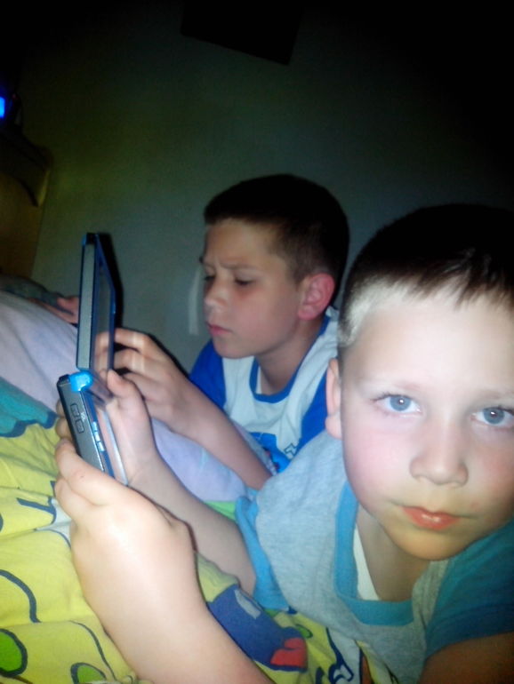 Наш папа ушел в нарды играть, а у нас завтра выходной!