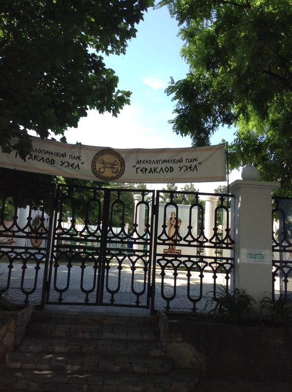 Одену я белую шляпу, поеду я в город Анапу))