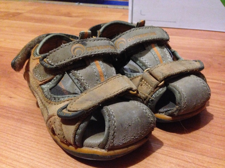 Отдам обувь для мальчика размеры 22 и 25