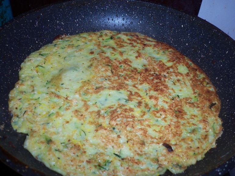 Кабачковый торт с грибами и помидорами.