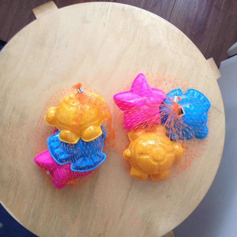 Кому? наборчики в песочницу. Подарю.)