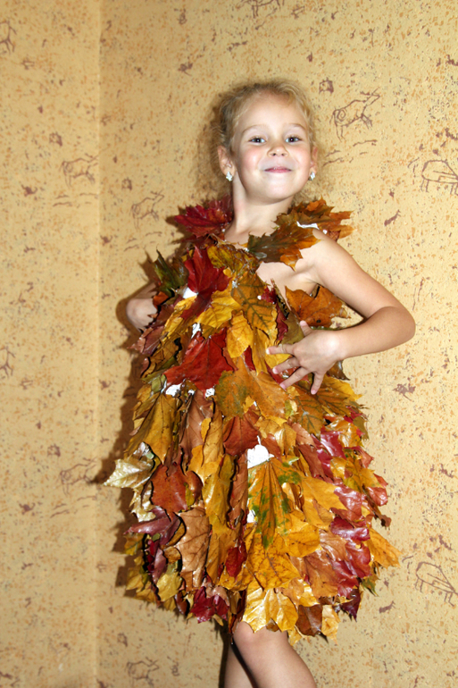 Легкое изысканное платье из листьев своими руками, для осеннего бала