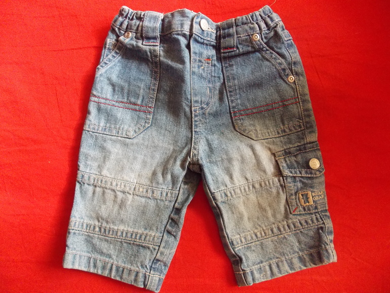 Много разной одежды для мальчика.