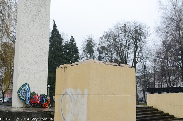 На Львовщине демонтировали памятник советскому солдату...