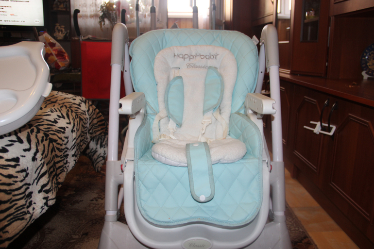 Продам!2 шт.Стульчики для кормления happy baby william.цена 3800