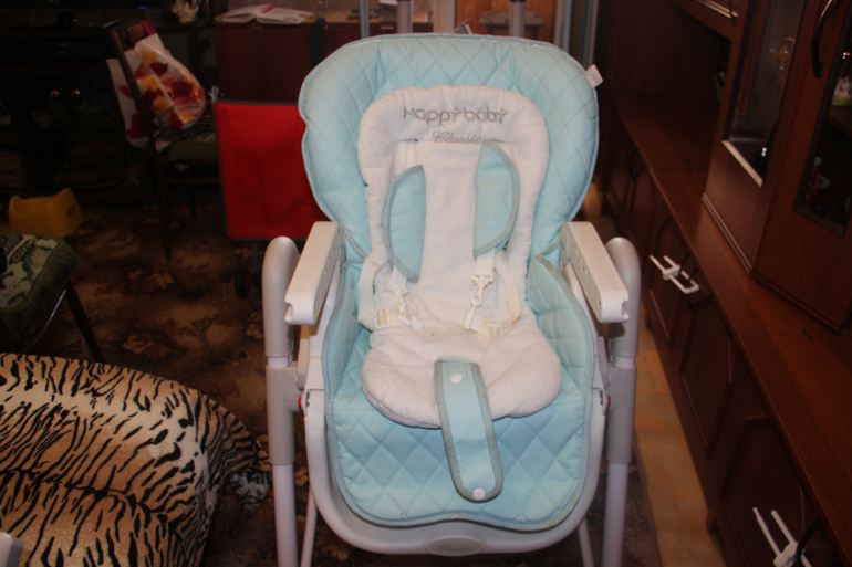 Продам!2 шт.Стульчики для кормления happy baby william.цена 3800