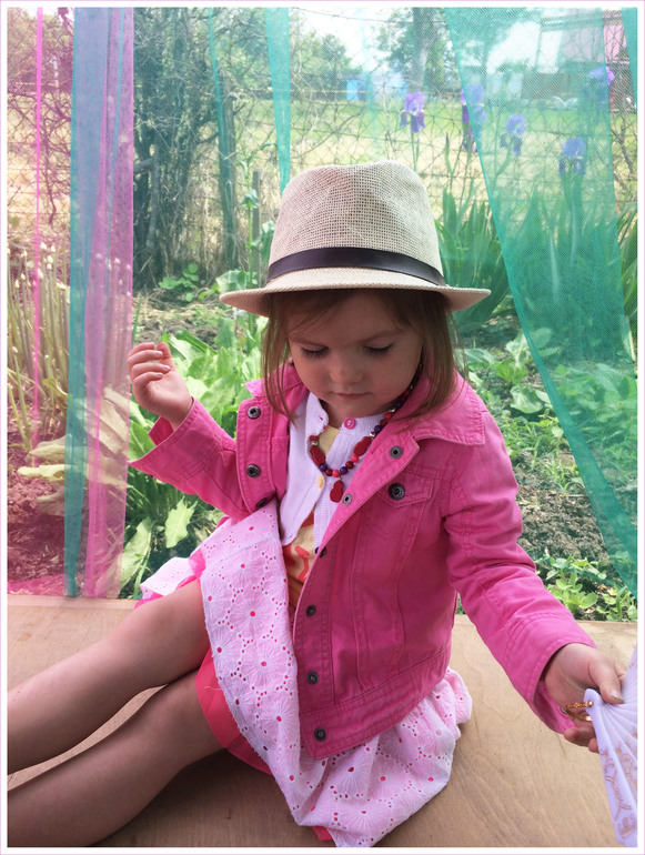 Сцена для юной артистки