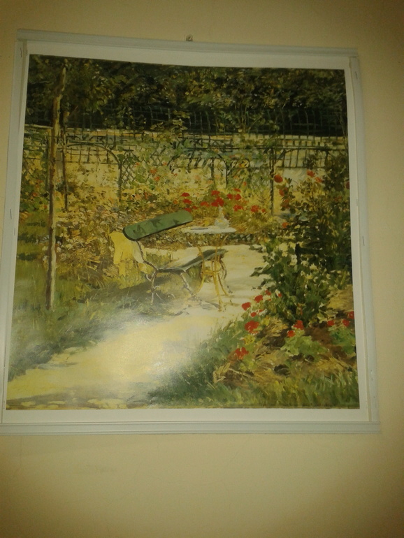 Украсили лестничную клетку.