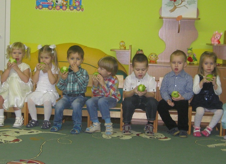 Яблоко от яблони.......