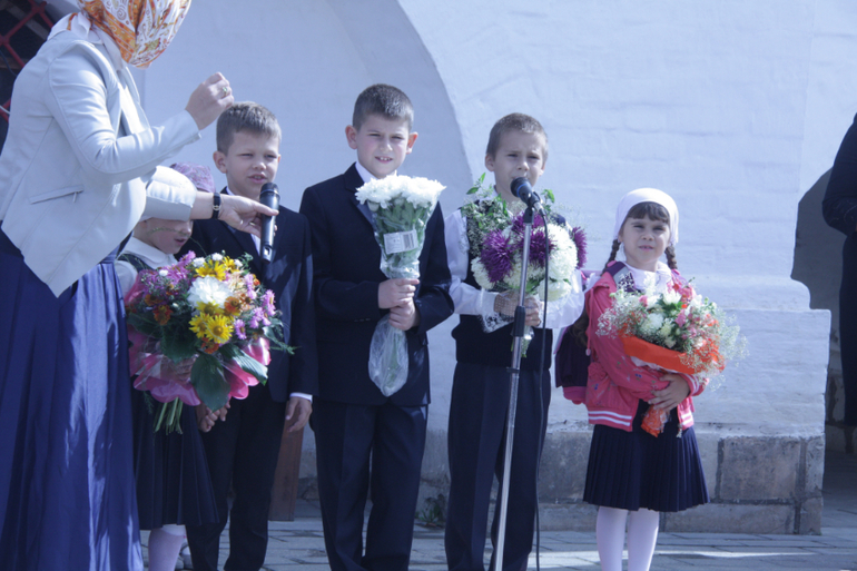 Песня сестренка наташка. Сестрёнка наташка теперь первоклашка. Сестрёнка наташка теперь первоклашка слушать. Алешка наташка теперь ты первоклашка. Наташки теперь вы первоклашки с припевом.