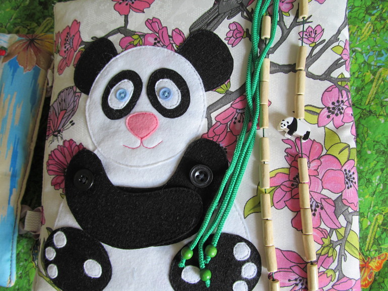 3 развивающие книжки.