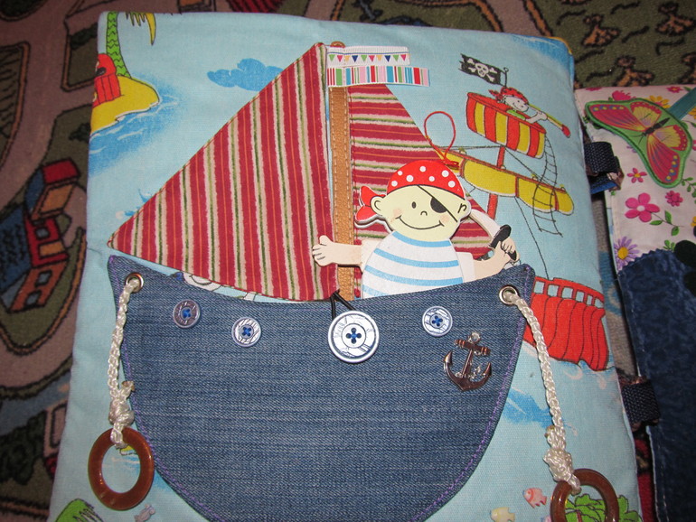 3 развивающие книжки.