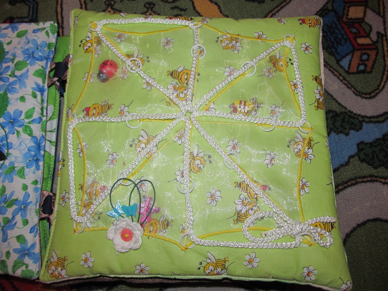 3 развивающие книжки.