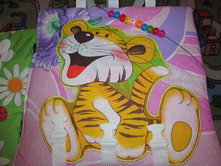 3 развивающие книжки.