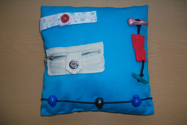 Подушка-развивашка и веселые бутылки