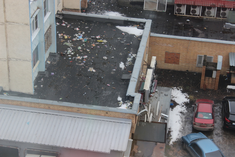 Кто-нибудь еще видет эту ужасную мусорку на крыше Метатра ??