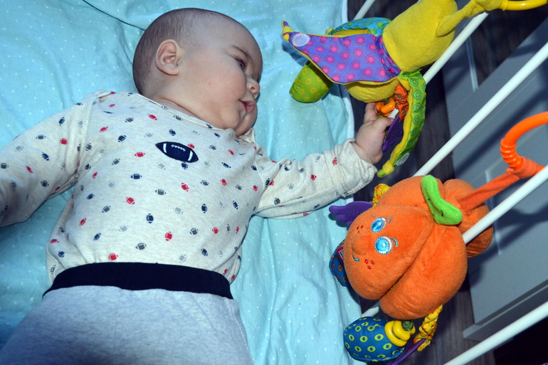 Один день из жизни .Детки-погодки.