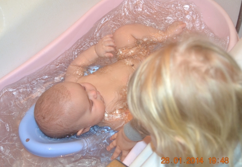 Один день из жизни .Детки-погодки.