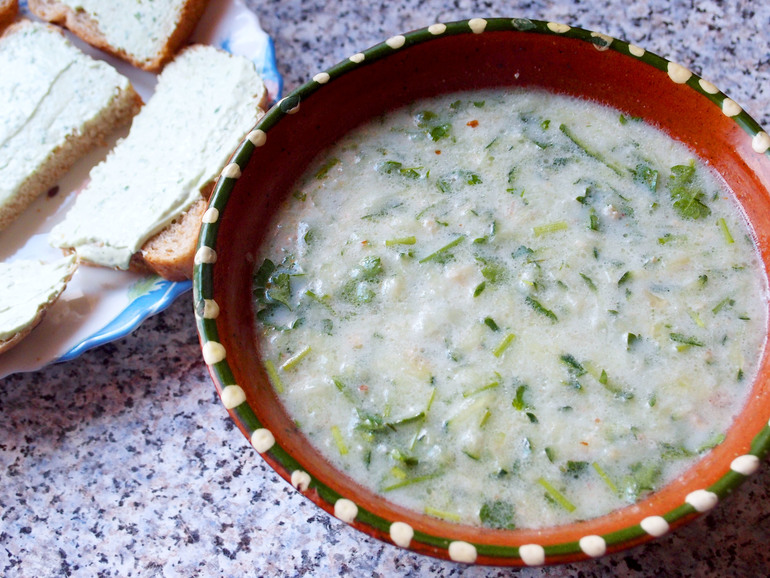 Холодный суп с огурцами и кефиром