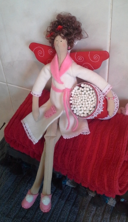 Хранительница ватных палочек.