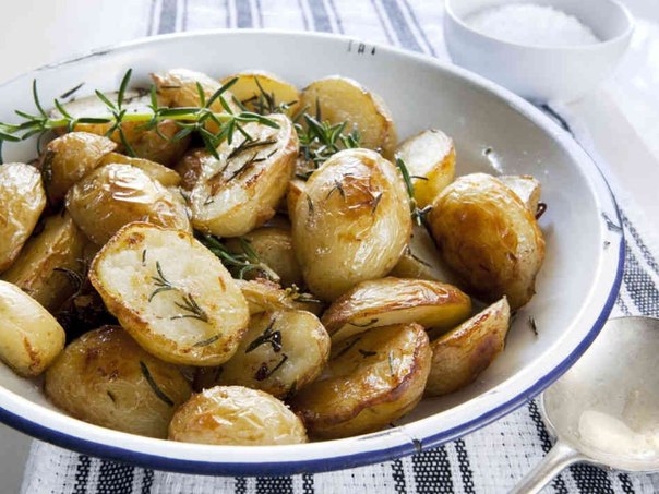 Печеный молодой картофель с розмарином и чесноком