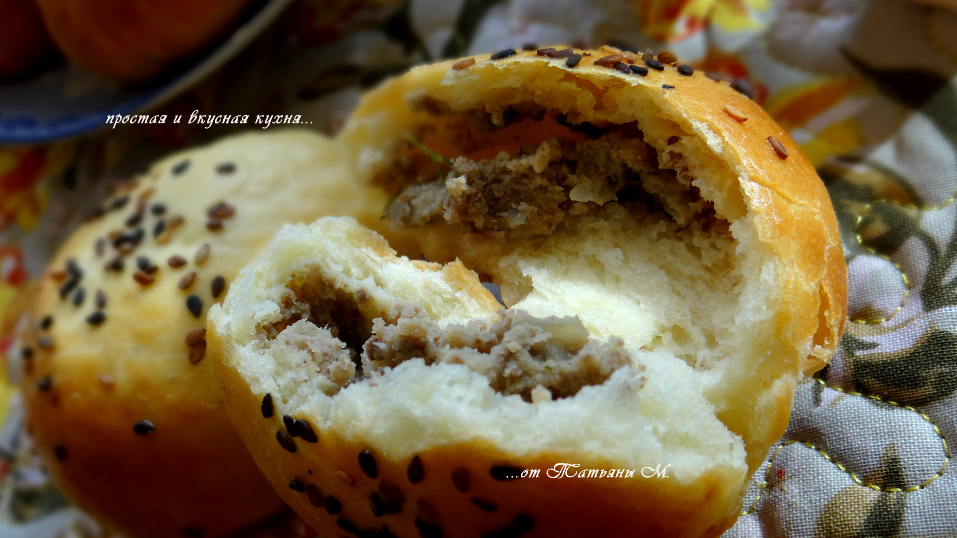 Булочки с начинкой и кунжутом