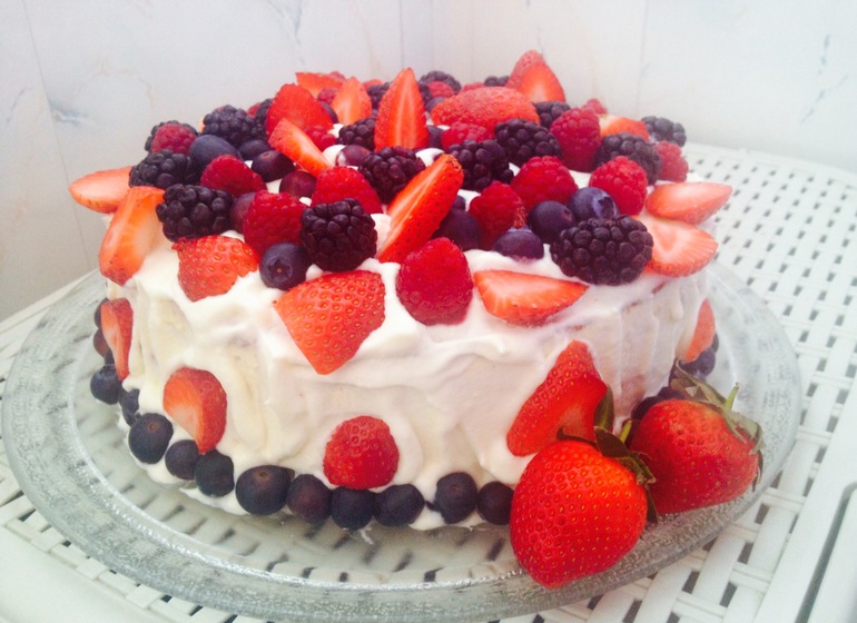 Молочная девочка  со свежими ягодами