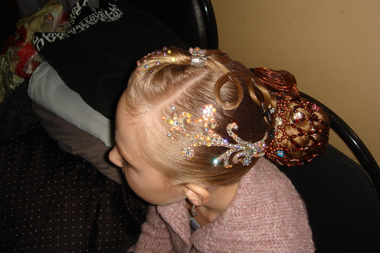 Любитель профессионал, не парикмахер.