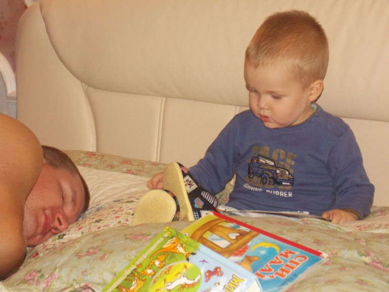 Читает книжки