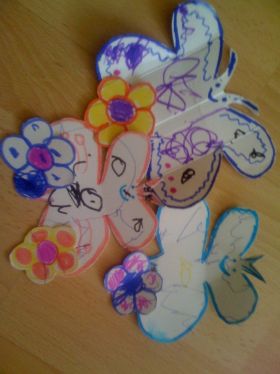 НашСпонтанные новые игрушки:) весенные бабочки и их цветочки из картонок от творожков:))