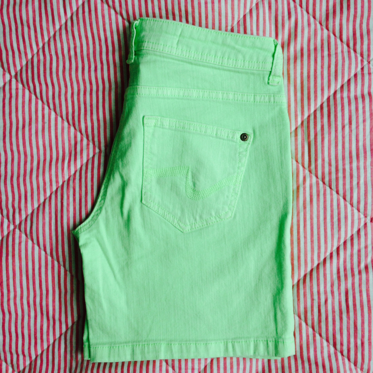 Яркие джинсы H&M, легинсы BestDSM, шорты NEXT