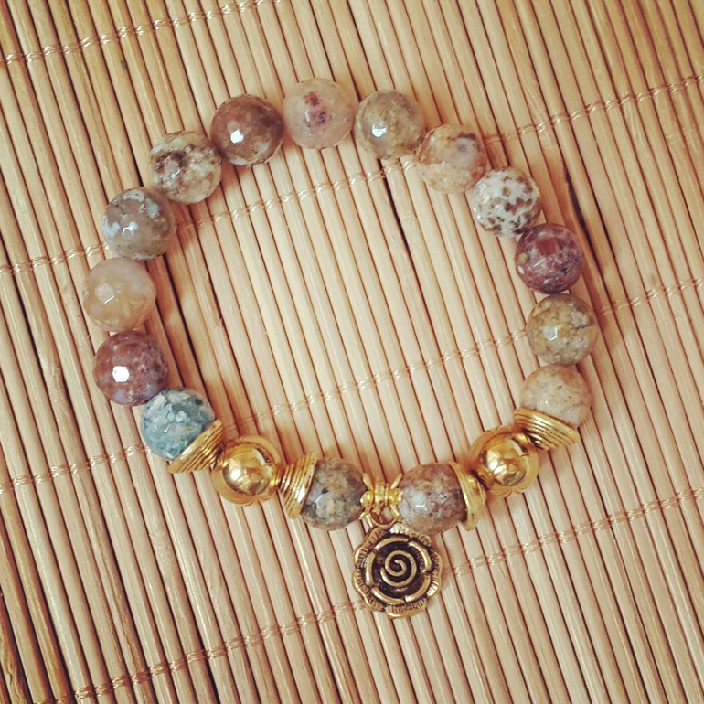 Комплект из агата и говлита.