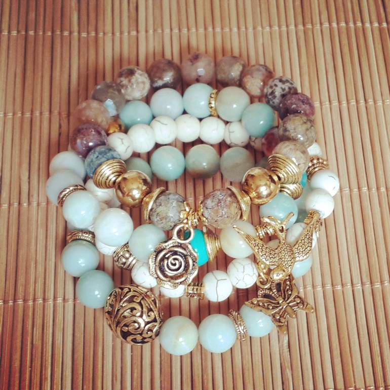 Комплект из агата и говлита.